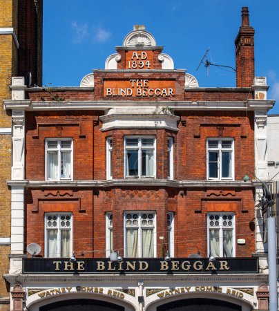 Foto de Londres, Reino Unido - 9 de agosto de 2023: The Blind Beggar public house in Whitechapel, Londres - infame por ser el lugar donde Ronnie Kray mató a Georgie Cornell. - Imagen libre de derechos