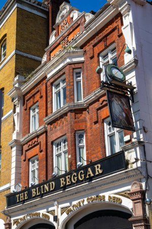 Foto de Londres, Reino Unido - 9 de agosto de 2023: The Blind Beggar public house in Whitechapel, Londres - infame por ser el lugar donde Ronnie Kray mató a Georgie Cornell. - Imagen libre de derechos