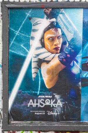 Téléchargez les photos : Londres, Royaume-Uni - 29 août 2023 : Une affiche promotionnelle à Londres, Royaume-Uni, faisant la promotion de la série Star Wars Ashoka. - en image libre de droit