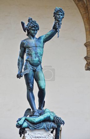 Foto de Perseo con la cabeza cortada de Medusa la Gorgona. 1545-1554 escultura de bronce (escultor Benvenuto Cellini) en la logia Lanzi en la plaza Signoria en Florencia, Italia - Imagen libre de derechos