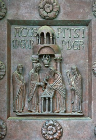 Téléchargez les photos : Un fragment de la porte d'entrée en bronze du plus grand baptistère du monde de San Giovanni à Pise. Construction 1152-1363 - en image libre de droit