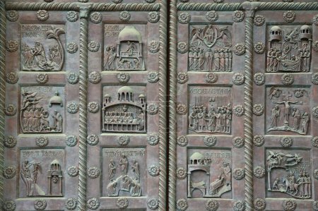 Téléchargez les photos : Un fragment de la porte d'entrée en bronze du plus grand baptistère du monde de San Giovanni à Pise. Construction 1152-1363 - en image libre de droit