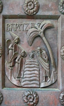 Téléchargez les photos : Un fragment de la porte d'entrée en bronze du plus grand baptistère du monde de San Giovanni à Pise, en Italie. Construction 1152-1363 - en image libre de droit