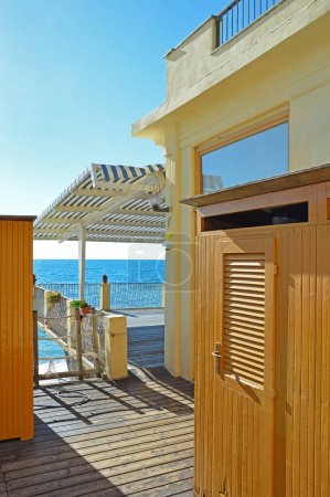 Téléchargez les photos : Terrasse sur la plage de la mer Ligure à Monterosso al Mare en Italie - en image libre de droit