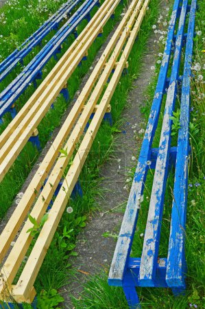 Foto de Cinco largos bancos de madera pintados en dos colores - Imagen libre de derechos