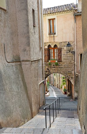 Téléchargez les photos : Rue Pin dans le vieux quartier de Roquebrune-sur-Argens dans le sud de la France - en image libre de droit