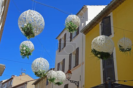 Téléchargez les photos : Une installation festive au-dessus de la rue dans le centre de la ville de Sainte-Maxime dans le sud de la France - en image libre de droit
