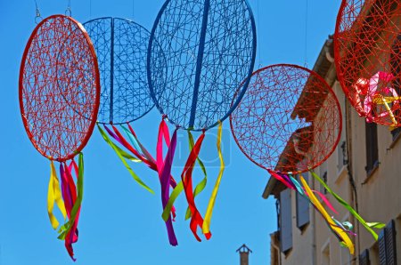 Téléchargez les photos : Une installation festive au-dessus de la rue au centre de la ville de Sainte-Maxime dans le sud de la France. Concentration sélective - en image libre de droit