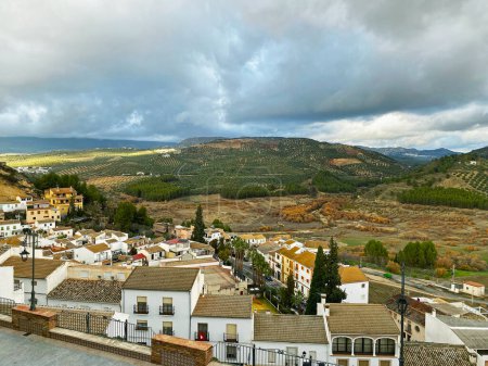 Blick auf den Stadtrand von Iznajar in Südspanien in der Nähe von Malaga