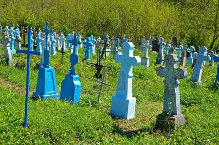Cruces de piedra y metal en el antiguo cementerio en el pueblo de Nezvysko en Ucrania. Nitidez selectiva