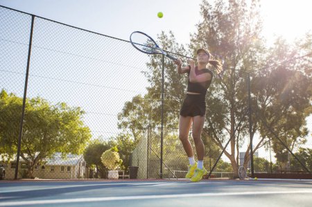 Foto de Joven jugadora de tenis en acción en una nueva cancha de tenis. - Imagen libre de derechos