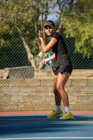 Foto de Joven jugadora de tenis en acción en una nueva cancha de tenis. - Imagen libre de derechos