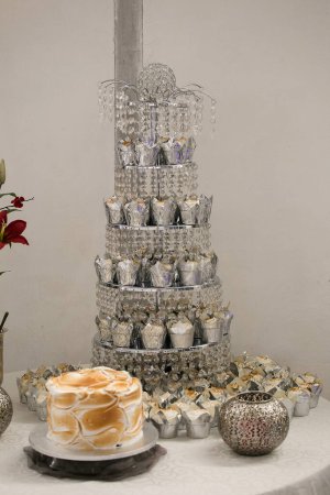 Foto de Esta imagen muestra una variedad de impresionantes pasteles de boda, que van desde pasteles por niveles hasta pasteles de taza. La fotografía presenta una variedad de deliciosos pasteles, cada uno meticulosamente decorado con detalles intrincados y glaseado delicado. Los pasteles vienen en una varie - Imagen libre de derechos
