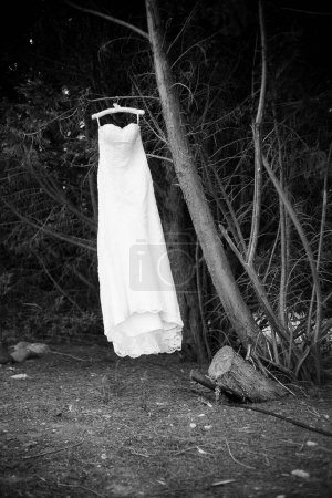 Foto de Esta cautivadora imagen muestra un vestido de novia con detalles intrincados fotografiados de maneras creativas y únicas. La fotografía cuenta con un impresionante vestido de novia blanco con detalles de encaje intrincado y cuentas delicadas. El vestido es fotografiado por - Imagen libre de derechos