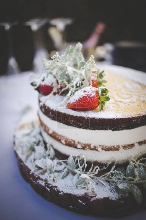 Téléchargez les photos : Cette image présente une variété de superbes gâteaux de mariage, allant des gâteaux à plusieurs niveaux aux gâteaux de tasse. La photographie présente une gamme de délicieux gâteaux, chacun méticuleusement décoré avec des détails complexes et un glaçage délicat. Les gâteaux viennent dans une variante - en image libre de droit