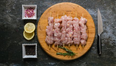 Téléchargez les photos : Posez la photo plate des coupes sélectives de viande de poulet affichées pour le rendre appétissant et prêt à cuire. - en image libre de droit