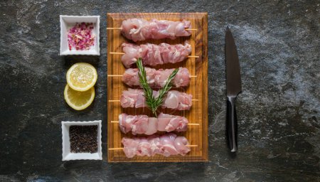 Téléchargez les photos : Posez la photo plate des coupes sélectives de viande de poulet affichées pour le rendre appétissant et prêt à cuire. - en image libre de droit
