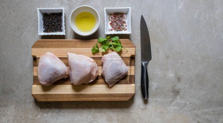 Foto de Coloque la foto plana de los cortes selectivos de carne de pollo que se muestran para que se vea apetitoso y listo para cocinar. - Imagen libre de derechos