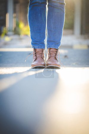 Téléchargez les photos : Image rapprochée d'une jolie femme aux jambes musclées portant des bottes en cuir faites main. - en image libre de droit