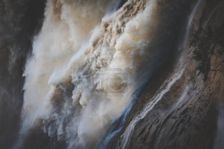 Téléchargez les photos : Vue grand angle des chutes Augrabies en pleine inondation sur l'Orangeriver dans le cap nord de l'Afrique du Sud - en image libre de droit