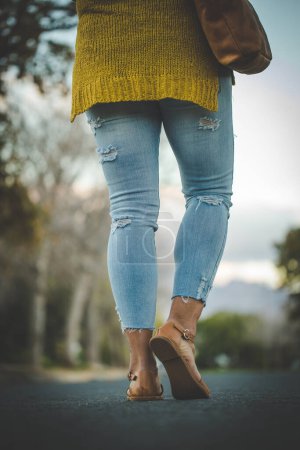 Foto de Imagen de cerca de una mujer bonita con piernas musculosas usando zapatos de cuero hechos a mano. - Imagen libre de derechos