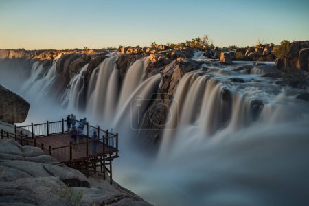 Téléchargez les photos : Vue grand angle des chutes Augrabies en pleine inondation sur l'Orangeriver dans le cap nord de l'Afrique du Sud - en image libre de droit