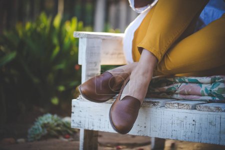 Téléchargez les photos : Image rapprochée d'une jolie femme aux jambes musclées portant des chaussures en cuir faites main. - en image libre de droit