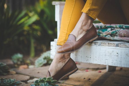Foto de Imagen de cerca de una mujer bonita con piernas musculosas usando zapatos de cuero hechos a mano. - Imagen libre de derechos