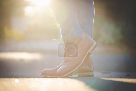 Téléchargez les photos : Image rapprochée d'une jolie femme aux jambes musclées portant des bottes en cuir faites main. - en image libre de droit