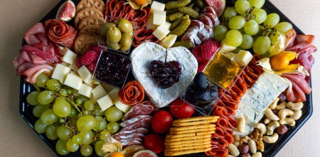 Téléchargez les photos : Charcuterie Plateau aux fruits frais, viandes et fromages - en image libre de droit