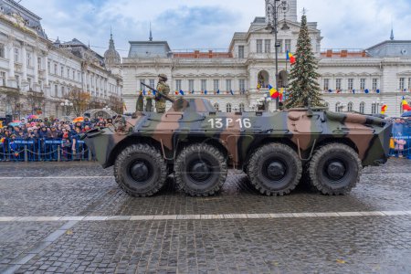 Téléchargez les photos : Arad, Arad - Roumanie - 01.01.2024 : APC TAB 8x8 roumain au défilé de la fête nationale - en image libre de droit