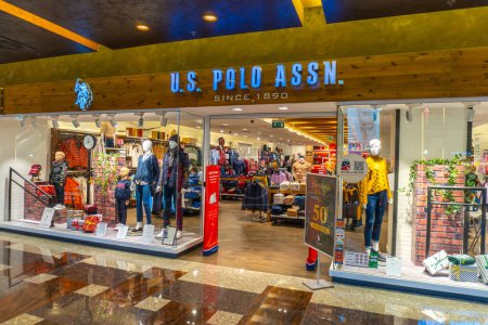 Foto de Timisoara, Rumania enero 17 2024: US Polo ASSN Tienda de ropa Tienda frontal - Imagen libre de derechos