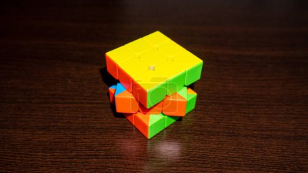 Foto de Arad, Rumania 03 13 2024: 3x3 Cubo de Rubik sobre fondo oscuro - Imagen libre de derechos