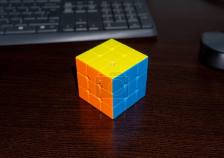 Foto de Arad, Rumania 03 13 2024: 3x3 Cubo de Rubik sobre fondo oscuro - Imagen libre de derechos