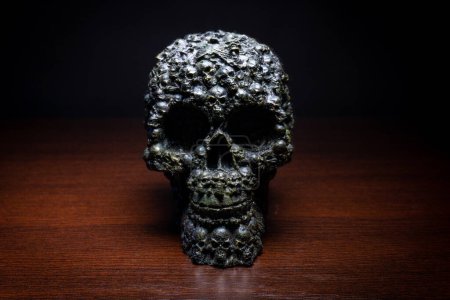 Foto de Cráneo humano vista madera mesa fondo oscuro - Imagen libre de derechos