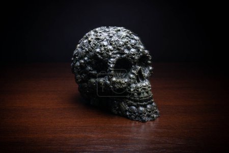 Foto de Cráneo humano vista madera mesa fondo oscuro - Imagen libre de derechos