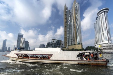 Foto de Bangkok chao praya river modern buildings and ferry boat in thailand - Imagen libre de derechos