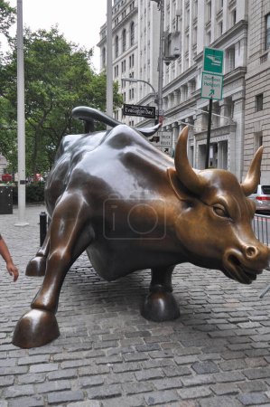 Foto de NUEVA YORK, EE.UU. - CIRCA JULIO 2022: Toro de carga de Wall Street - Imagen libre de derechos