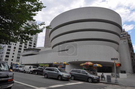 Foto de NUEVA YORK, EE.UU. - CIRCA JULIO 2022: Museo Guggenheim diseñado por Frank Lloyd Wright - Imagen libre de derechos