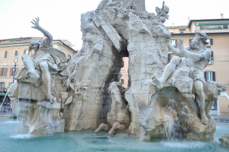 Foto de ROMA, ITALIA - CIRCA AGOSTO 2020: Fontana dei quattro fiumi (Fuente de los cuatro ríos) diseñada por Bernini en 1651 en Piazza Navona - Imagen libre de derechos