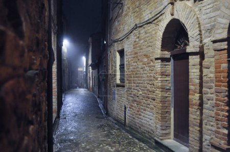 Téléchargez les photos : Vue de nuit de la ville de Ripatransone, Italie - en image libre de droit