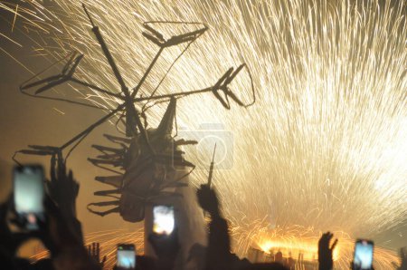 Téléchargez les photos : Cavallo di fuoco traduction Cheval de feux d'artifice célébrations affichage à Ripatransone, Italie - en image libre de droit
