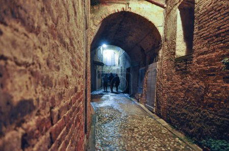 Téléchargez les photos : Vue de nuit de la ville à Ripatransone, Italie - en image libre de droit