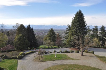 Foto de CASTAGNETO PO, ITALIA - 25 DE MARZO DE 2023: Villa Cimena garden - Imagen libre de derechos
