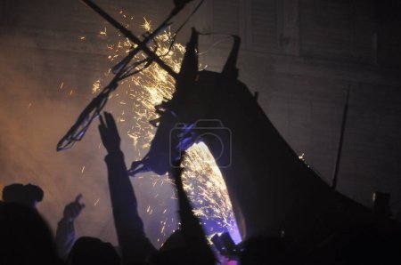 Téléchargez les photos : Cavallo di fuoco traduction Cheval de feux d'artifice célébrations affichage à Ripatransone, Italie - en image libre de droit