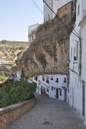 Häuser unter Felsüberhängen in Setenil De Las Bodegas, Spanien