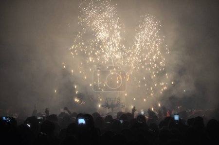 Cavallo di fuoco traducción Caballo de fuego fuegos artificiales celebraciones exhibición en Ripatransone, Italia