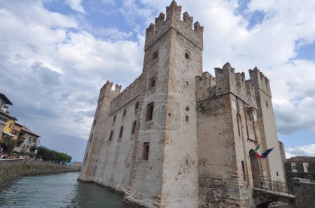 Téléchargez les photos : Traduction Castello Scaligero Château de Scala à Sirmione, Italie - en image libre de droit