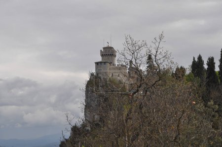 Téléchargez les photos : Tours du château de Saint-Marin à Citta Di Saint-Marin, Saint-Marin - en image libre de droit