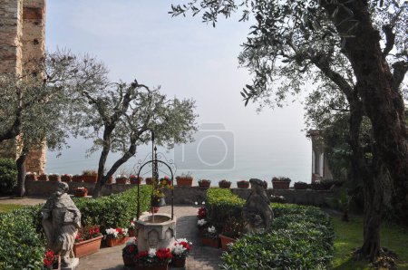 Téléchargez les photos : SIRMIONE, ITALIE - 23 MARS 2023 : Traduction du parc Castello Scaligero Château de Scala - en image libre de droit